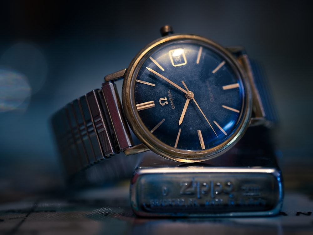 Omega Seamaster kol saatinin lacivert kadranı yakın çekim